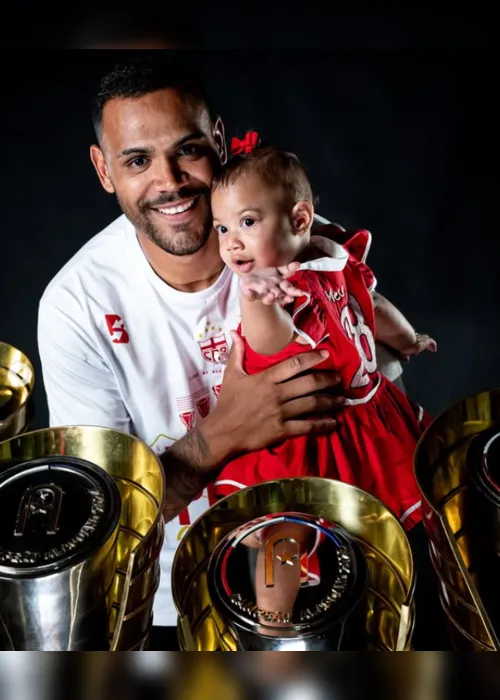 
				CRB faz ensaio com jogadores e dirigentes exibindo a taça de pentacampeão; confira!
			
			