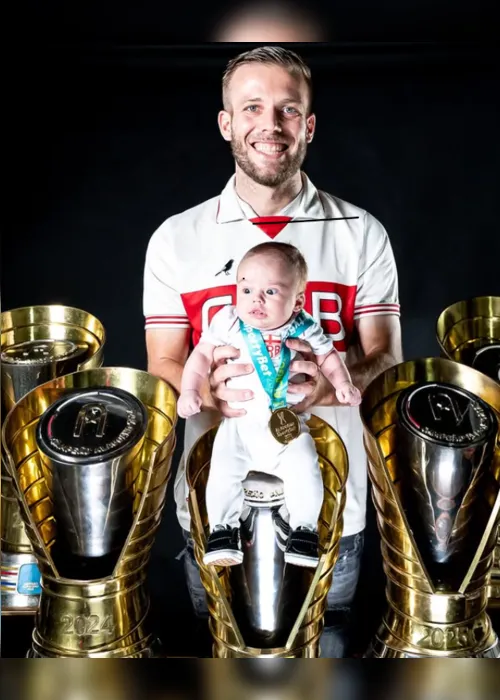 
				CRB faz ensaio com jogadores e dirigentes exibindo a taça de pentacampeão; confira!
			
			