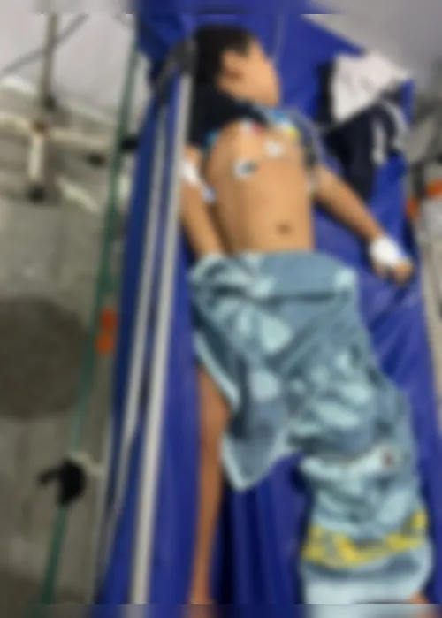 
				Criança fica ferida após disparos contra residência no Jacintinho; alvo seria o pai
			
			