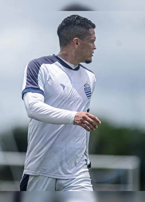 
				CSA enxuga grupo e anuncia saídas do meia Igor Guilherme e do atacante Buba
			
			