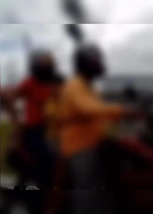
				DMTT flagra motociclista sem CNH transportando esposa e filho em Maceió
			
			