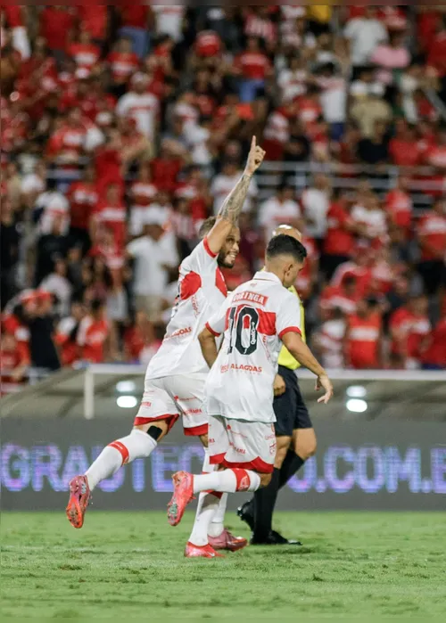 
				Em jogo de seis gols, CRB perde para o Vitória, pela 2ª rodada da Copa do Nordeste: 4x2

			