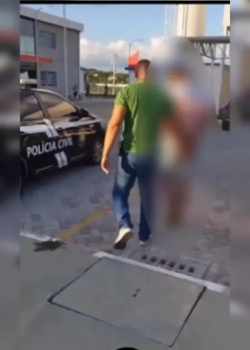 
				Homem é preso por tentar matar idoso a tiros durante trabalho de capinação em AL
			
			
