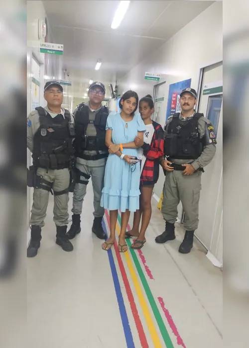 
				PMs que salvaram adolescente durante engasgo visitam menina: 'Pensei que ia perder a minha filha'
			
			