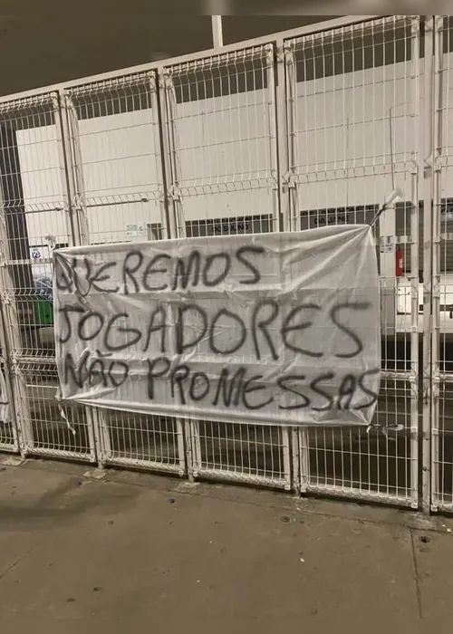 
				Torcida do ASA protesta com faixas no Fumeirão após sequência negativa na temporada
			
			
