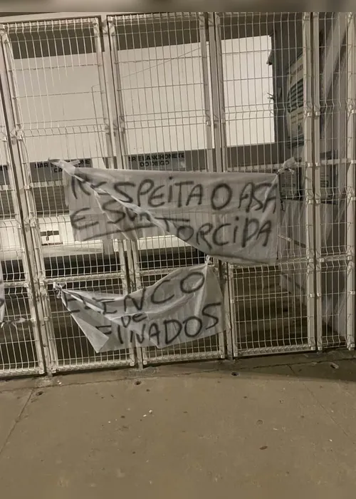
				Torcida do ASA protesta com faixas no Fumeirão após sequência negativa na temporada
			
			