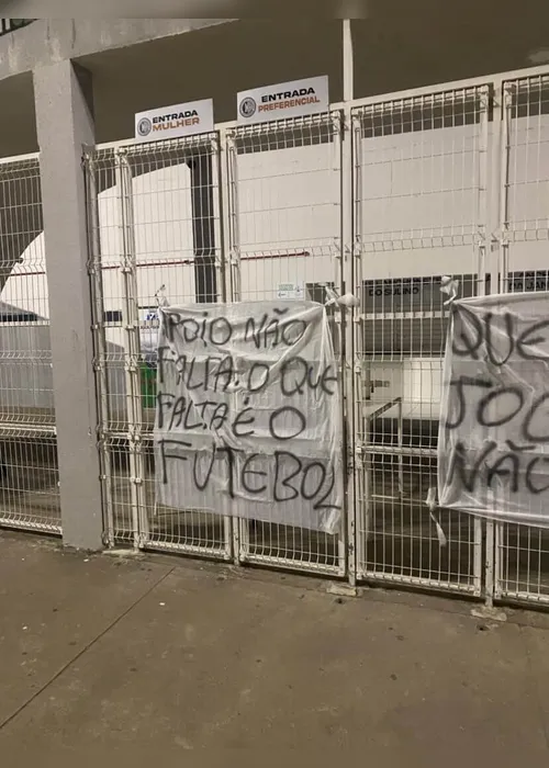 
				Torcida do ASA protesta com faixas no Fumeirão após sequência negativa na temporada
			
			