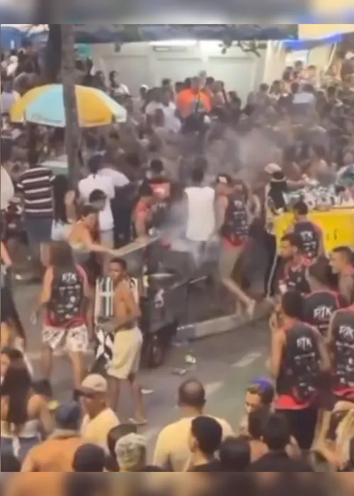 
				VÍDEO: briga generalizada em bloco assusta foliões na orla de Maceió
			
			