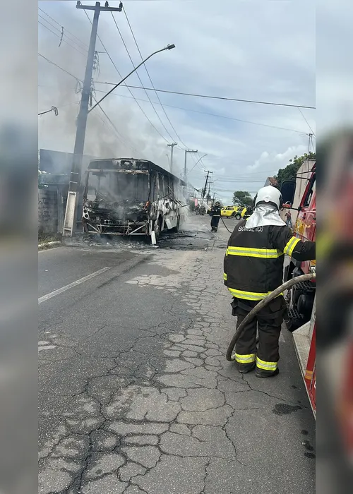 
				Vídeo: ônibus da linha Graciliano Ramos/Trapiche pega fogo em Maceió
			
			