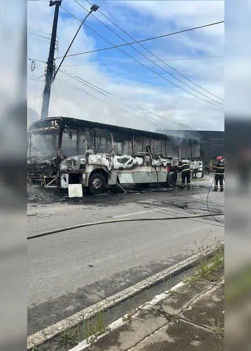 
				Vídeo: ônibus da linha Graciliano Ramos/Trapiche pega fogo em Maceió
			
			