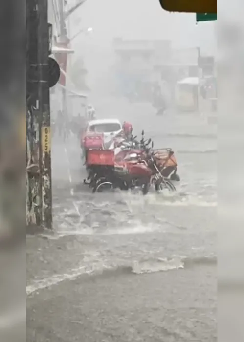 
				Vídeos: fortes chuvas alagam ruas em Girau do Ponciano
			
			