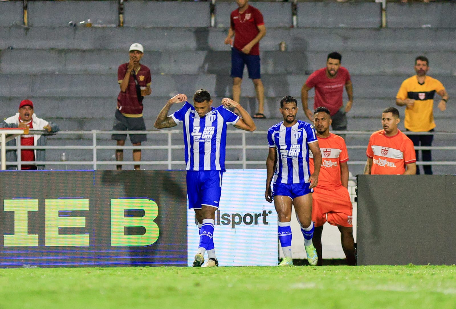 CRB sofre gol no fim e perde para o Avaí em jogo pela Série B: 1 a 0