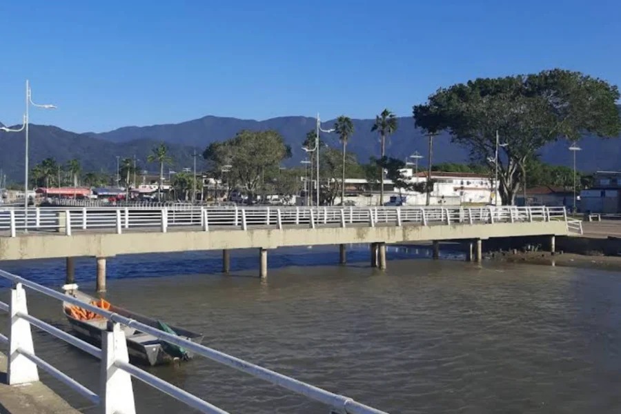 Homem desaparece após saltar de píer no litoral