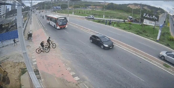 
				Imagens mostram momento do tombamento de carreta na Rota do Mar; 2 mortos
			
			