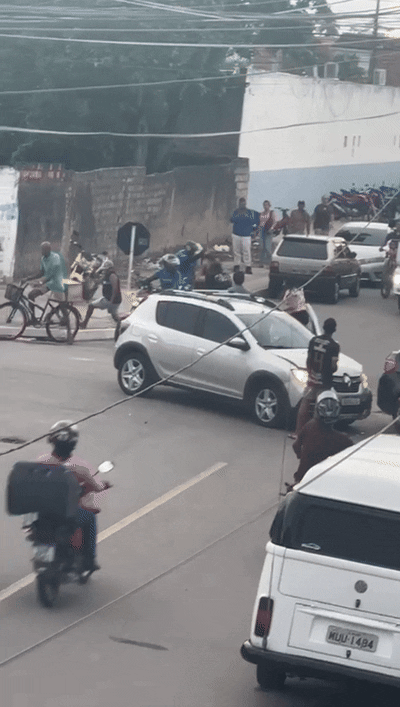 Vídeo: motoristas saem no tapa após acidente de trânsito no Clima Bom