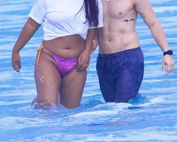 Ex-BBBs Marcelinho e Chaiany curtem dia de praia na Barra da Tijuca