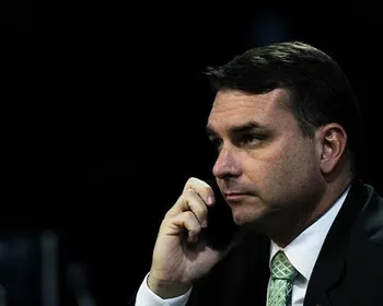 Flávio Bolsonaro nega questionar sistema eleitoral brasileiro