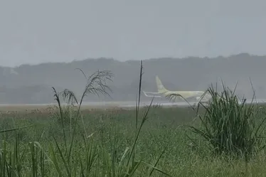  Avião cargueiro sai da pista após pouso no Aeroporto de Salvador 