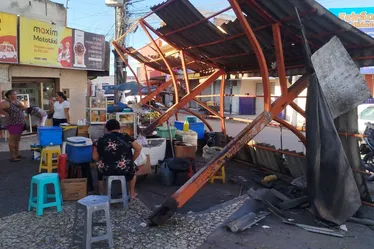 
				Cobertura desaba em área de feira livre no Centro de Arapiraca

			