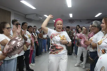 
				Enfermeira celebra última sessão de quimioterapia com carreata até a Capelinha do Jaraguá

			