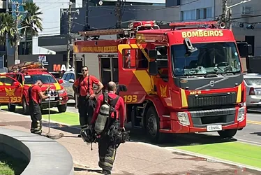 <br /> Barraca é atingida por incêndio na orla da Pajuçara, em Maceió<br /><br />