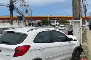 <br /> Motorista perde controle ao consultar GPS e bate em poste na Ladeira Geraldo Melo<br /><br />
