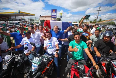
				Paulo e Renan Filho inovam com caravanas e vão a 12 cidades num só dia
			
			