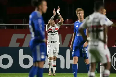 
				Titular do São Paulo vira alvo após empate na Sul-Americana: 'Vergonhoso'
			
			
