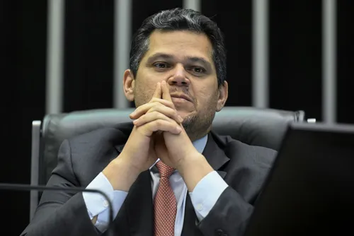 
				Deputados custam milhões mesmo longe da Câmara, em sessões remotas
			
			