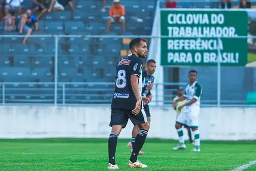 
				Allef se aproxima de marca histórica com a camisa do ASA
			
			