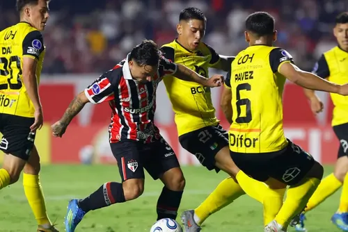 
				Artur marca pela primeira vez e começa a se firmar no São Paulo
			
			