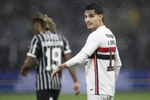 
				Bobadilla é denunciado no STJD após gesto obsceno em clássico do São Paulo
			
			