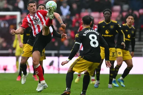 
				Com golaço de Rayan, Bournemouth vence Fulham; sem Casemiro, Manchester United empata
			
			