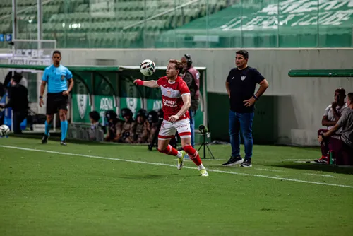 
				CRB vira, respira e volta a se reconhecer
			
			
