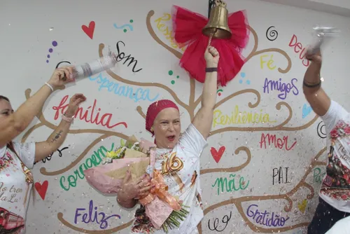 
				Enfermeira celebra última sessão de quimioterapia com carreata até a Capelinha do Jaraguá
			
			