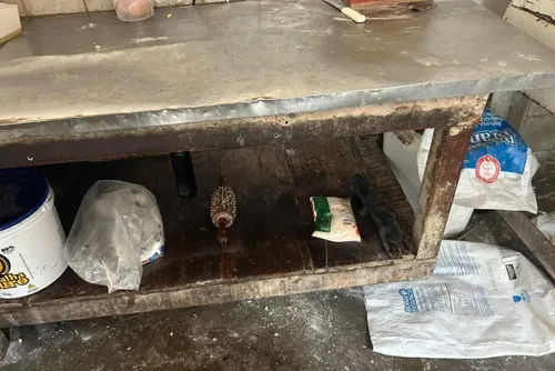 
				Ferrugem e sem higiene: Vigilância Sanitária interdita padaria irregular em Maceió
			
			