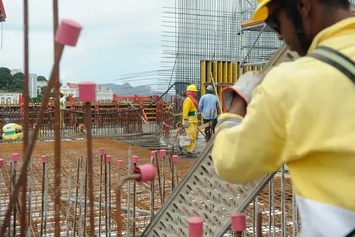 
				Fim da escala 6x1 pode beneficiar mais de 150 mil trabalhadores em AL
			
			