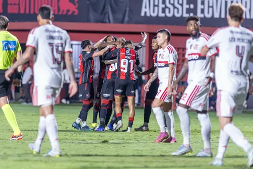 
				Flamengo decepciona, perde para o Vitória e é eliminado da Copa do Brasil
			
			
