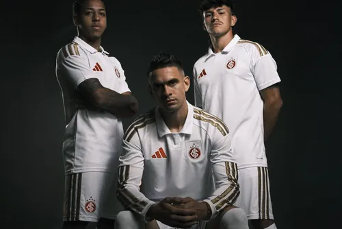 
				Internacional lança novo uniforme em homenagem aos 20 anos do título mundial
			
			