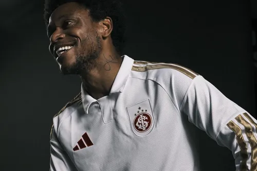 
				Internacional lança novo uniforme em homenagem aos 20 anos do título mundial
			
			