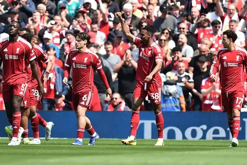 
				Liverpool tropeça em casa contra o Chelsea, mas fica a um passo da vaga na Champions
			
			