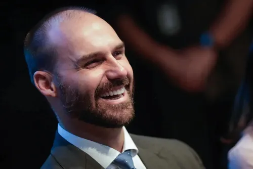 
				Master e INSS: Eduardo Bolsonaro elogia PF, mas rechaça mérito a Lula
			
			