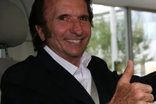 
				PF é acionada para liberar passaporte de Emerson Fittipaldi
			
			