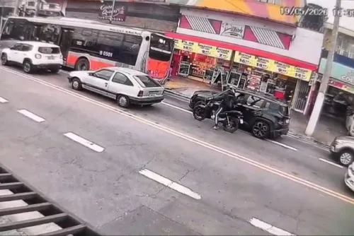 
				Piloto de helicóptero morre após ser baleado na cabeça durante assalto
			
			