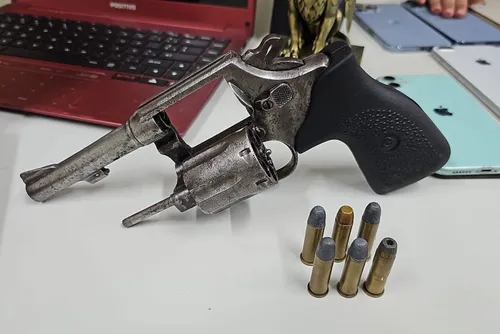 
				Polícia apreende revólver, munições e 65 celulares durante ocorrência no Tabuleiro
			
			