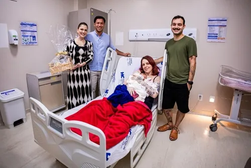 
				Prefeito Rodrigo Cunha homenageia mães no Hospital da Cidade
			
			