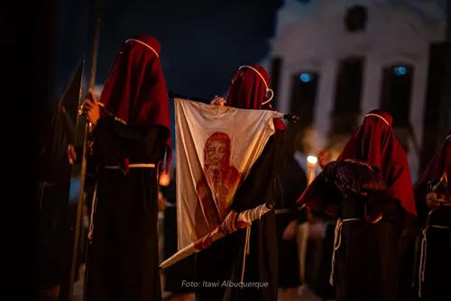 
				Procissão do Fogaréu ilumina Marechal Deodoro e revive tradição de mais de 300 anos
			
			