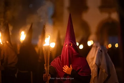 
				Procissão do Fogaréu ilumina Marechal Deodoro e revive tradição de mais de 300 anos
			
			