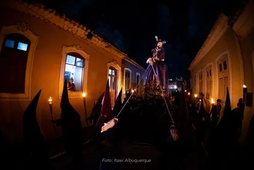 
				Procissão do Fogaréu ilumina Marechal Deodoro e revive tradição de mais de 300 anos
			
			