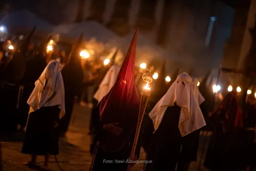 
				Procissão do Fogaréu ilumina Marechal Deodoro e revive tradição de mais de 300 anos
			
			